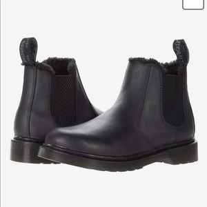 Black leather Chelsea boot lined with fur